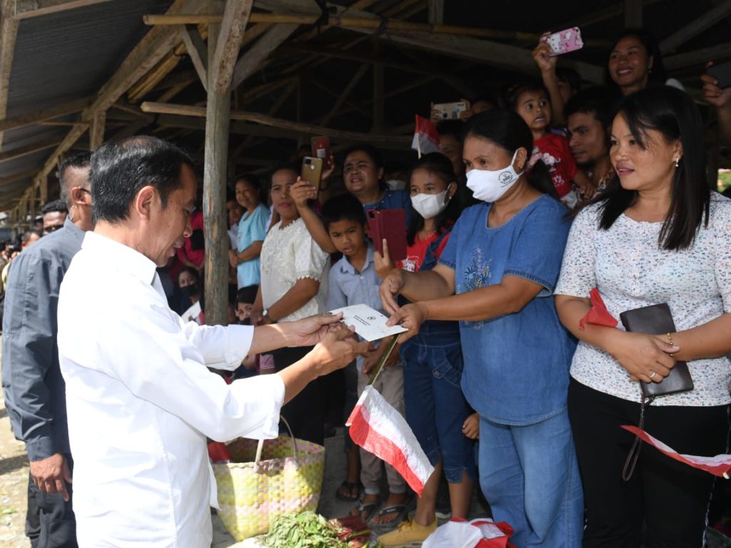 Presiden Beri Bantuan dan Meninjau Harga Bahan Pokok di Nias Utara