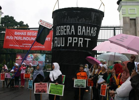 Tak lama lagi para pekerja rumah tangga di Indonesia boleh tersenyum. Hak-hak mereka sebagai pekerja akan dilindungi. Tak ada lagi eksploitasi pekerja rumah tangga yang harus bekerja terkadang lebih dari 10-15 jam sehari dan tak mengenal hari libur atau cuti. Pemerintah berkomitmen dan berupaya keras untuk memberikan perlindungan terhadap pekerja rumah tangga, dengan mempercepat penetapan Undang-Undang Perlindungan Pekerja Rumah Tangga (PPRT). “Untuk mempercepat penetapan UU PPRT, saya perintahkan Menteri Hukum dan Hak Asasi Manusia dan Menteri Ketenagakerjaan untuk segera melakukan koordinasi dan konsultasi dengan DPR dan dengan semua stakeholder,” ujar Presiden dalam keterangan pers di Istana Merdeka, Jakarta, pada Rabu, 18 Januari 2023 lalu. Menurut Presiden, hingga saat ini hukum ketenagakerjaan yang ada di Indonesia tidak secara khusus dan tegas mengatur tentang pekerja rumah tangga. Sudah lebih dari 19 tahun RUU PPRT belum disahkan alias mangkrak. RUU PPRT, kata Presiden lagi, kini sudah masuk daftar RUU prioritas di 2023 dan akan menjadi inisiatif DPR. Presiden berharap regulasi tersebut dapat memberikan perlindungan yang lebih baik kepada PRT yang jumlahnya diperkirakan mencapai 4 juta jiwa di Indonesia – ada data lain yang memperkirakan jumlah PRT mencapai 6 juta. “UU PPRT ini nantinya bisa segera ditetapkan dan memberikan perlindungan lebih baik bagi pekerja rumah tangga dan kepada pemberi kerja, serta kepada penyalur tenaga kerja,” ujar Presiden. Dari jumlah tenaga kerja di sektor pembantu rumah tangga di Indonesia, sekitar 84 persen di antaranya perempuan dan sekitar 20 persen pemabntu rumah tannga yang berumur di bawah 18 tahun. RUU PPRT nantinya memang akan melindungi kepentingan relasi/hubungan kerja antara pemberi kerja dan pekerja rumah tangga (majikan). Tidak hanya mengatur terkait perlindungan dan jaminan kepada PRT tetapi juga kepada Pemberi Kerja (majikan). Secara umum RUU itu akan mencakup berbagai hal seperti hak-hak pembantu rumah tangga, pengaturan gaji, perlindungan terhadap diskriminasi, serta pengaturan masa kerja yang adil. Salah satu hak yang diatur dalam RUU ini adalah hak pembantu rumah tangga untuk mendapatkan gaji yang sesuai dengan standar yang ditetapkan pemerintah, hak untuk mendapatkan cuti, hak untuk mendapatkan perlindungan kesehatan, serta hak untuk mendapatkan perlindungan dari kekerasan. Memang kerap terdengar banyak berita miris mengenai nasib pembantu yang mengalami diskriminasi dan kekerasan – bahkan termasuk kekerasan seksual. Bentuk diskriminasi dan kekerasan yang sering terjadi antara lain seperti penganiayaan, dan pembatasan gerak. Ada juga dalam bentuk intimidasi, penghinaan serta diskriminasi terhadfap gaji dan kondisi kerja yang tidak layak. Ada laporan pembantu rumah tangga yang dikurung di rumah majikannya selama berbulan-bulan tanpa diberikan hak untuk pulang ke keluarganya. Ada juga pembantu rumah tangga yang dibayar gaji yang sangat rendah atau tidak dibayar sama sekali. Namun, mereka kebanyakan tidak melaporkan peristiwa itu kepada aparat hukum, karena mereka berpendidikan rendah dan tidak memahami seluk beluk hukum. Hasil survei yang dilakukan Jaringan Nasional Advokasi Pekerja Rumah Tangga (JALA PRT) sampai akhir tahun 2021 lalu ada lebih dari 400-an pekerja pembantu rumah tangga mengalami beragam tindak kekerasan. “Mereka mengalami berbagai aspek kekerasan seperti psiks, fisik, ekonomi, pelecehan seksual, dan perdagangan manusia,” ujar Lita Anggraini, Koordinator JALA PRT, dalam sebuah diskusi online yang dikutip dari VOA 16 Jamuari 2023) Terkait masalah gaji atau upah bagi pembantu rumah tangga di Indonesia memang sangat mengenaskan – upah mereka masih di bawah UMR. Jangan lagi dibandingkan dengan upah pembantu rumah tangga yang bekerja di negara lain. Saat ini belum ada standar gaji resmi untuk pembantu rumah tangga di Indonesia. Namun, umumnya pembantu rumah tangga dibayar antara kisaran Rp2 juta hingga Rp3 juta per bulan tergantung pada tingkat kualifikasi dan lokasi. Dan ada juga yang menerima upah ala kadarnya sekitar Rp1 juta dengan masa kerja yang tak tentu, artinya harus siaga 24 jam. Ingat dengan upah sebesar itu, mereka tak menerima hak cuti dan hak-hak lainnya sebagainya sebagaimana hak pekerja di sektor formal. Ada pepatah yang mengatakan hujan emas di negeri orang, hujan batu di negeri sendiri. Itulah nasib pekerja rumah tangga di negeri ini. Kalau bekerja di negeri jiran – dikutip dari berbagai sumber – misalnya di Taiwan, para pembantu rumah tangga (di sana disebut domestic worker) mendapat upah sekitar Rp10 juta. Sementara kalau di Singapura bisa mendapat upah Rp7,2 juta (ini baru gaji pokok, belum tunjangan lainnya). Di Hong Kong bisa mendapat Rp10 juta sampai Rp15 jutaBahkan kalau di Qatar bisa upahnya mencapai kisaran Rp15 juta/bulan. Mereka bekerja diatur dalam standar perjanjian kerja yang mencakup hak dan kewajiban. Namun begitu memang masih ada beberapa kendala dalam pembahasan tentang RUU PPRT yang sudah dimulai sejak 19 tahun silam. Yaitu masih adanya perbedaan pendapat yang cukup tajam – khususnya yang mencakup kepentingan tenaga pembantu rumah tangga dan para majikan. Problematik sosiologis masih mewarnai latar belakang sulitnya membuat aturan main yang jelas antara pekerja rumah tangga dan majikan. Sebagian besar dari mereka adalah masih terikat dalam tali kekerabatan. Sehingga para pekerja rumah tangga seolah menjadi bagian dari anggota keluarga tetapi memiliki beban kerja dan tanggung jawab yang besar untuk membenahi urusan rumah tangga. Namun biang keladinya adalah kemiskinan. Kementerian Pemberdayaan Perempuan dan Perlindungan Anak (KemenPPPA) juga mengambil langkah untuk upaya percepatan pengesahan RUU PPRT. Menteri PPPA Bintang Puspayoga mengungkapkan bahwa UU itu nantinya akan mewujudkan perlindungan yang komprehensif terhadap pekerja rumah tangga sebagai bagian dari upaya menegakkan prinsip hak asasi manusia. Menteri Bintang menegaskan, untuk mengawal pengesahan RUU PPRT, kementerian yang dipimpinnya akan segera membentuk Gugus Tugas Percepatan Pembahasan RUU PPRT yang salah satu tugasnya adalah memetakan langkah dan strategi yang harus dilakukan untuk mewujudkan keadilan bagi pekerja rumah tangga di negeri ini.