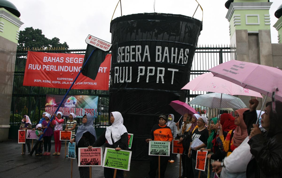 Tak lama lagi para pekerja rumah tangga di Indonesia boleh tersenyum. Hak-hak mereka sebagai pekerja akan dilindungi. Tak ada lagi eksploitasi pekerja rumah tangga yang harus bekerja terkadang lebih dari 10-15 jam sehari dan tak mengenal hari libur atau cuti. Pemerintah berkomitmen dan berupaya keras untuk memberikan perlindungan terhadap pekerja rumah tangga, dengan mempercepat penetapan Undang-Undang Perlindungan Pekerja Rumah Tangga (PPRT). “Untuk mempercepat penetapan UU PPRT, saya perintahkan Menteri Hukum dan Hak Asasi Manusia dan Menteri Ketenagakerjaan untuk segera melakukan koordinasi dan konsultasi dengan DPR dan dengan semua stakeholder,” ujar Presiden dalam keterangan pers di Istana Merdeka, Jakarta, pada Rabu, 18 Januari 2023 lalu. Menurut Presiden, hingga saat ini hukum ketenagakerjaan yang ada di Indonesia tidak secara khusus dan tegas mengatur tentang pekerja rumah tangga. Sudah lebih dari 19 tahun RUU PPRT belum disahkan alias mangkrak. RUU PPRT, kata Presiden lagi, kini sudah masuk daftar RUU prioritas di 2023 dan akan menjadi inisiatif DPR. Presiden berharap regulasi tersebut dapat memberikan perlindungan yang lebih baik kepada PRT yang jumlahnya diperkirakan mencapai 4 juta jiwa di Indonesia – ada data lain yang memperkirakan jumlah PRT mencapai 6 juta. “UU PPRT ini nantinya bisa segera ditetapkan dan memberikan perlindungan lebih baik bagi pekerja rumah tangga dan kepada pemberi kerja, serta kepada penyalur tenaga kerja,” ujar Presiden. Dari jumlah tenaga kerja di sektor pembantu rumah tangga di Indonesia, sekitar 84 persen di antaranya perempuan dan sekitar 20 persen pemabntu rumah tannga yang berumur di bawah 18 tahun. RUU PPRT nantinya memang akan melindungi kepentingan relasi/hubungan kerja antara pemberi kerja dan pekerja rumah tangga (majikan). Tidak hanya mengatur terkait perlindungan dan jaminan kepada PRT tetapi juga kepada Pemberi Kerja (majikan). Secara umum RUU itu akan mencakup berbagai hal seperti hak-hak pembantu rumah tangga, pengaturan gaji, perlindungan terhadap diskriminasi, serta pengaturan masa kerja yang adil. Salah satu hak yang diatur dalam RUU ini adalah hak pembantu rumah tangga untuk mendapatkan gaji yang sesuai dengan standar yang ditetapkan pemerintah, hak untuk mendapatkan cuti, hak untuk mendapatkan perlindungan kesehatan, serta hak untuk mendapatkan perlindungan dari kekerasan. Memang kerap terdengar banyak berita miris mengenai nasib pembantu yang mengalami diskriminasi dan kekerasan – bahkan termasuk kekerasan seksual. Bentuk diskriminasi dan kekerasan yang sering terjadi antara lain seperti penganiayaan, dan pembatasan gerak. Ada juga dalam bentuk intimidasi, penghinaan serta diskriminasi terhadfap gaji dan kondisi kerja yang tidak layak. Ada laporan pembantu rumah tangga yang dikurung di rumah majikannya selama berbulan-bulan tanpa diberikan hak untuk pulang ke keluarganya. Ada juga pembantu rumah tangga yang dibayar gaji yang sangat rendah atau tidak dibayar sama sekali. Namun, mereka kebanyakan tidak melaporkan peristiwa itu kepada aparat hukum, karena mereka berpendidikan rendah dan tidak memahami seluk beluk hukum. Hasil survei yang dilakukan Jaringan Nasional Advokasi Pekerja Rumah Tangga (JALA PRT) sampai akhir tahun 2021 lalu ada lebih dari 400-an pekerja pembantu rumah tangga mengalami beragam tindak kekerasan. “Mereka mengalami berbagai aspek kekerasan seperti psiks, fisik, ekonomi, pelecehan seksual, dan perdagangan manusia,” ujar Lita Anggraini, Koordinator JALA PRT, dalam sebuah diskusi online yang dikutip dari VOA 16 Jamuari 2023) Terkait masalah gaji atau upah bagi pembantu rumah tangga di Indonesia memang sangat mengenaskan – upah mereka masih di bawah UMR. Jangan lagi dibandingkan dengan upah pembantu rumah tangga yang bekerja di negara lain. Saat ini belum ada standar gaji resmi untuk pembantu rumah tangga di Indonesia. Namun, umumnya pembantu rumah tangga dibayar antara kisaran Rp2 juta hingga Rp3 juta per bulan tergantung pada tingkat kualifikasi dan lokasi. Dan ada juga yang menerima upah ala kadarnya sekitar Rp1 juta dengan masa kerja yang tak tentu, artinya harus siaga 24 jam. Ingat dengan upah sebesar itu, mereka tak menerima hak cuti dan hak-hak lainnya sebagainya sebagaimana hak pekerja di sektor formal. Ada pepatah yang mengatakan hujan emas di negeri orang, hujan batu di negeri sendiri. Itulah nasib pekerja rumah tangga di negeri ini. Kalau bekerja di negeri jiran – dikutip dari berbagai sumber – misalnya di Taiwan, para pembantu rumah tangga (di sana disebut domestic worker) mendapat upah sekitar Rp10 juta. Sementara kalau di Singapura bisa mendapat upah Rp7,2 juta (ini baru gaji pokok, belum tunjangan lainnya). Di Hong Kong bisa mendapat Rp10 juta sampai Rp15 jutaBahkan kalau di Qatar bisa upahnya mencapai kisaran Rp15 juta/bulan. Mereka bekerja diatur dalam standar perjanjian kerja yang mencakup hak dan kewajiban. Namun begitu memang masih ada beberapa kendala dalam pembahasan tentang RUU PPRT yang sudah dimulai sejak 19 tahun silam. Yaitu masih adanya perbedaan pendapat yang cukup tajam – khususnya yang mencakup kepentingan tenaga pembantu rumah tangga dan para majikan. Problematik sosiologis masih mewarnai latar belakang sulitnya membuat aturan main yang jelas antara pekerja rumah tangga dan majikan. Sebagian besar dari mereka adalah masih terikat dalam tali kekerabatan. Sehingga para pekerja rumah tangga seolah menjadi bagian dari anggota keluarga tetapi memiliki beban kerja dan tanggung jawab yang besar untuk membenahi urusan rumah tangga. Namun biang keladinya adalah kemiskinan. Kementerian Pemberdayaan Perempuan dan Perlindungan Anak (KemenPPPA) juga mengambil langkah untuk upaya percepatan pengesahan RUU PPRT. Menteri PPPA Bintang Puspayoga mengungkapkan bahwa UU itu nantinya akan mewujudkan perlindungan yang komprehensif terhadap pekerja rumah tangga sebagai bagian dari upaya menegakkan prinsip hak asasi manusia. Menteri Bintang menegaskan, untuk mengawal pengesahan RUU PPRT, kementerian yang dipimpinnya akan segera membentuk Gugus Tugas Percepatan Pembahasan RUU PPRT yang salah satu tugasnya adalah memetakan langkah dan strategi yang harus dilakukan untuk mewujudkan keadilan bagi pekerja rumah tangga di negeri ini.